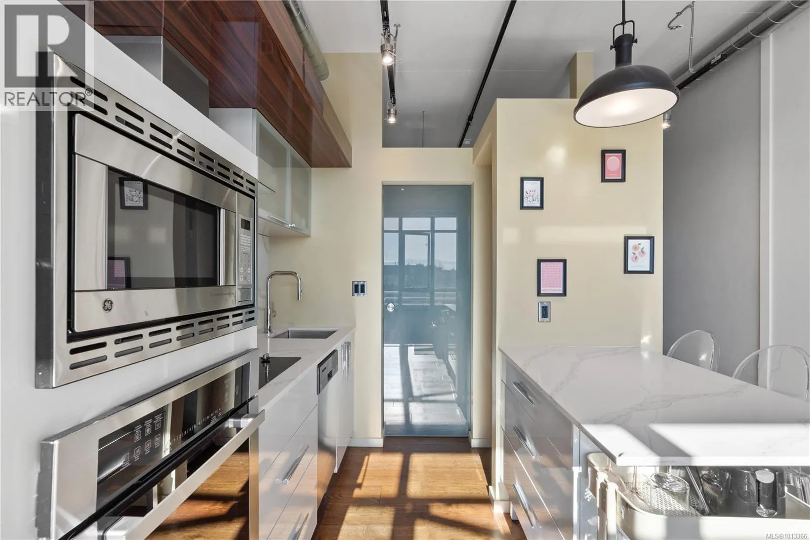 526 1029 View St