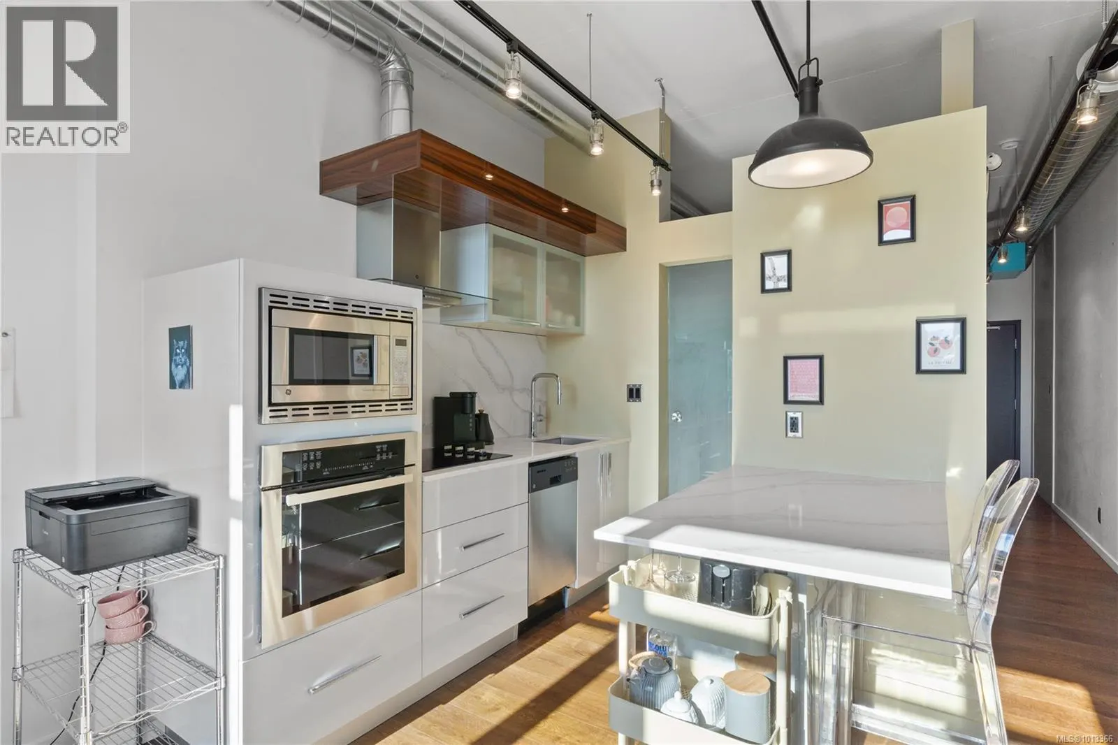 526 1029 View St