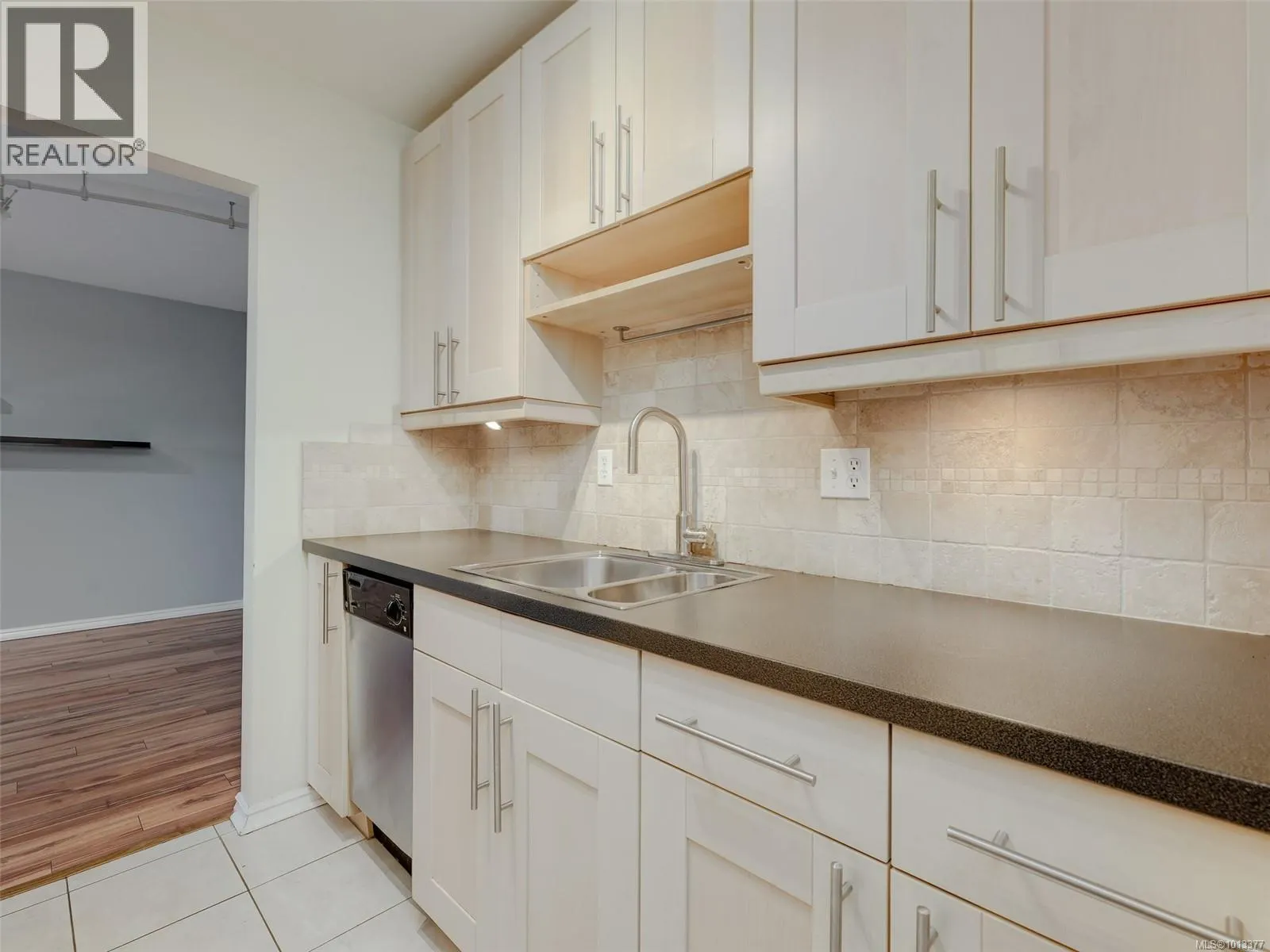 406 859 Carrie St
