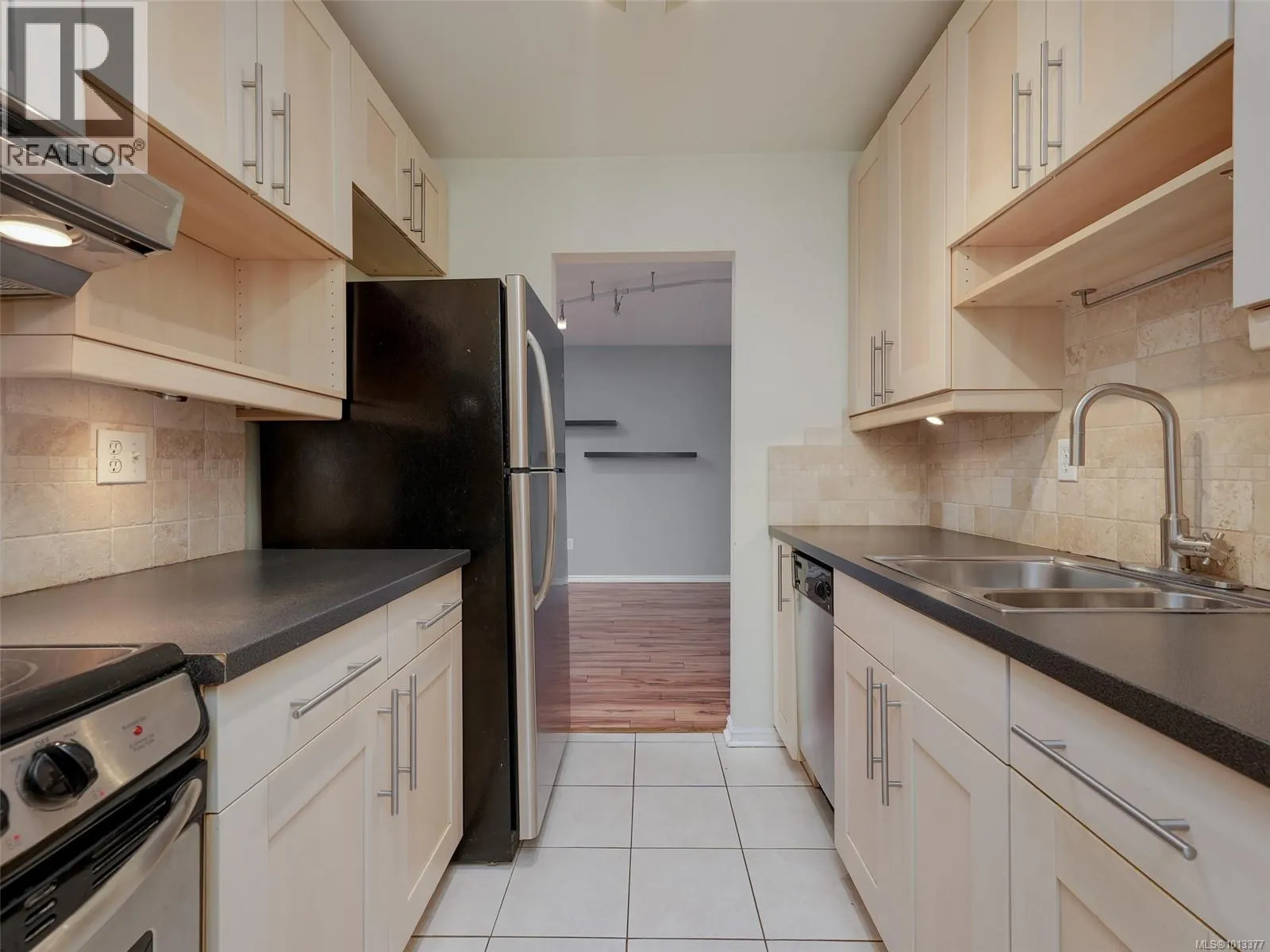 406 859 Carrie St