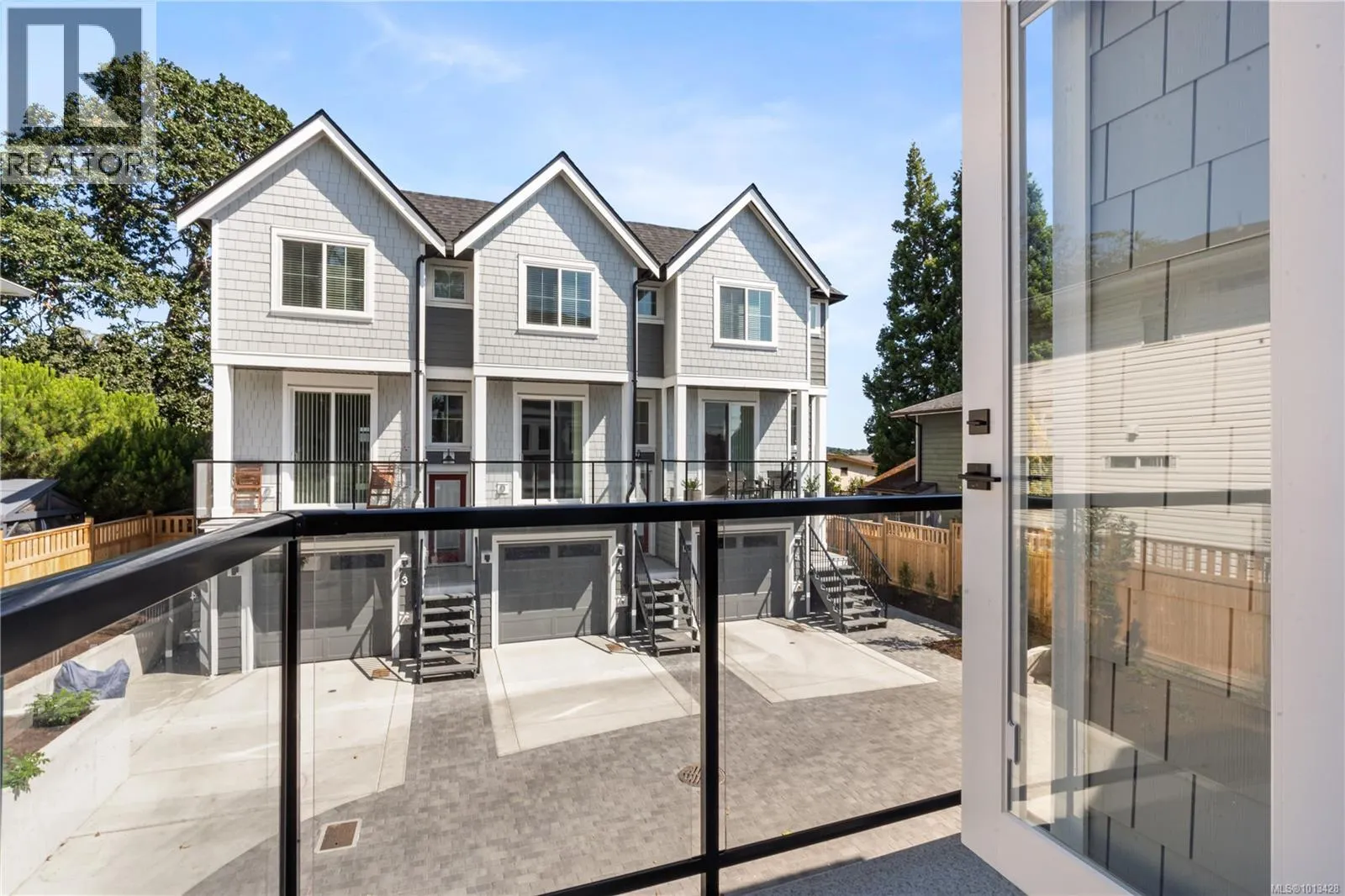1 910 Old Esquimalt Rd