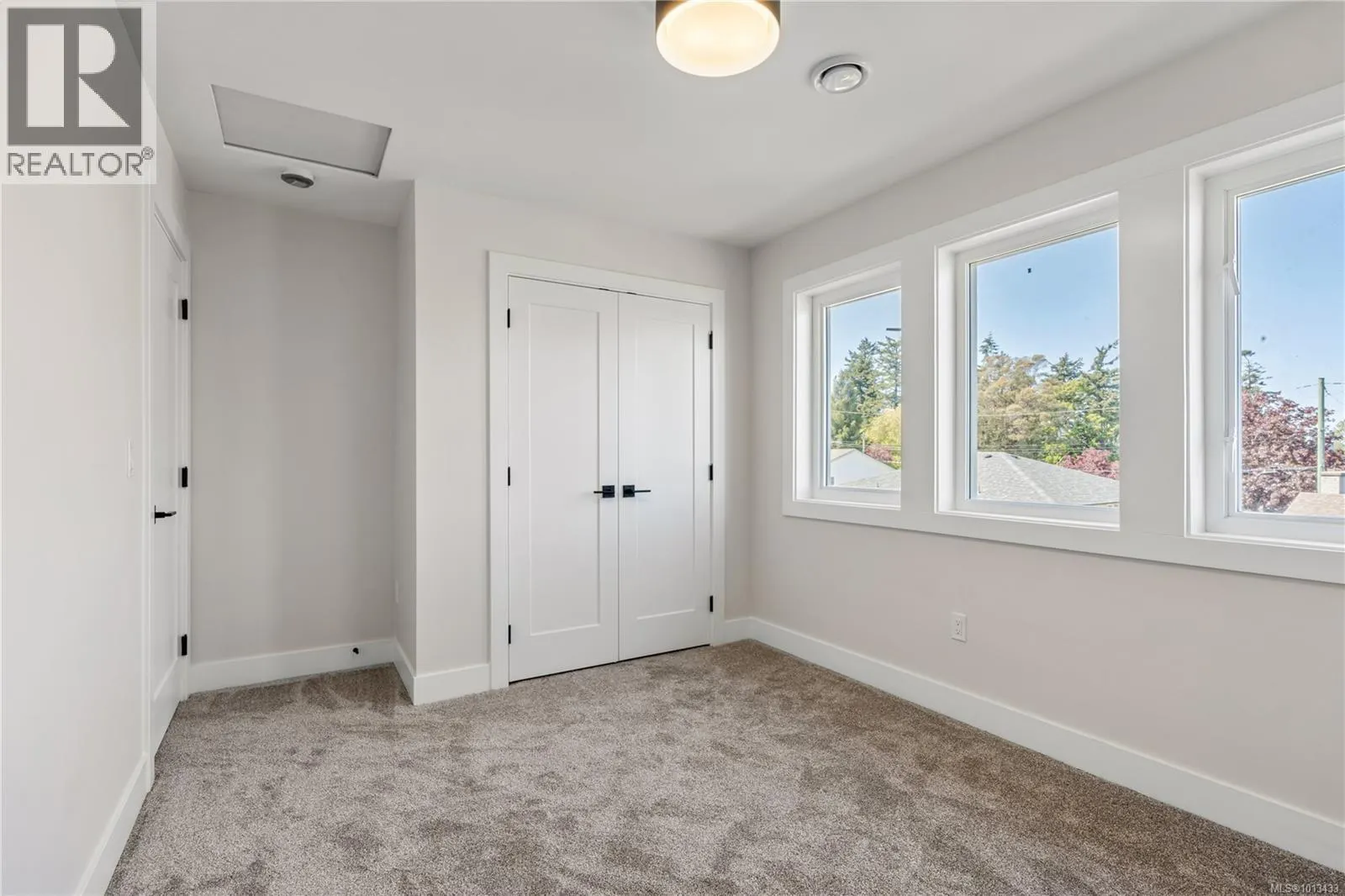 4 910 Old Esquimalt Rd