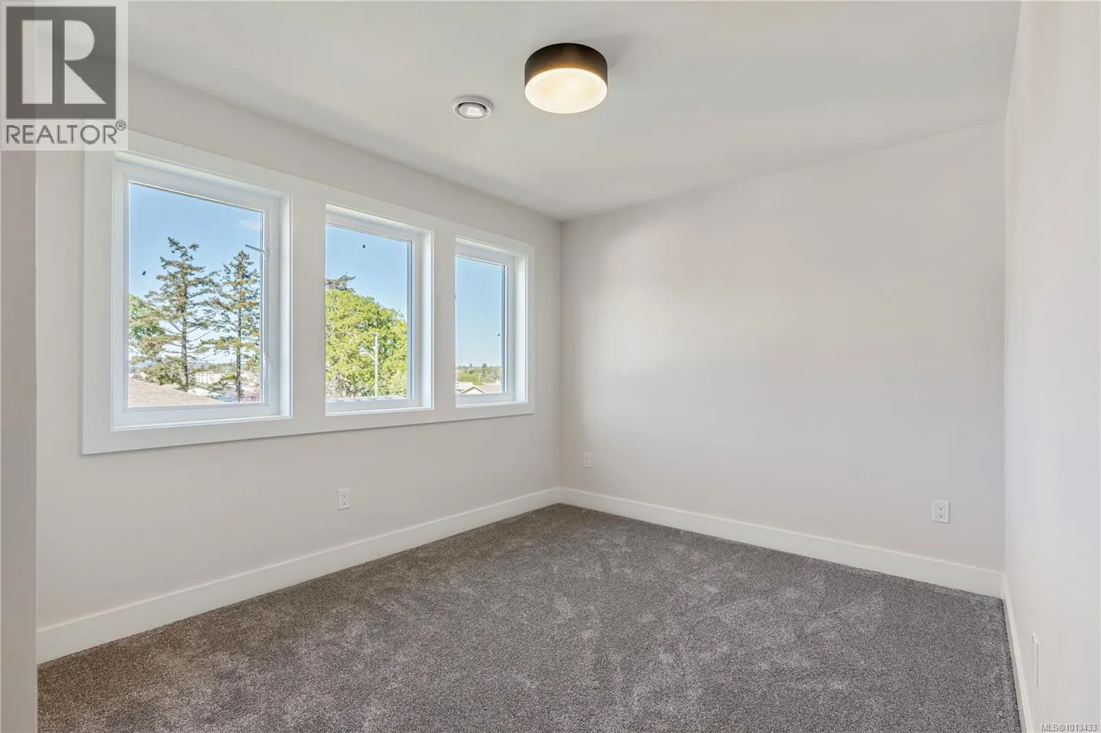 4 910 Old Esquimalt Rd