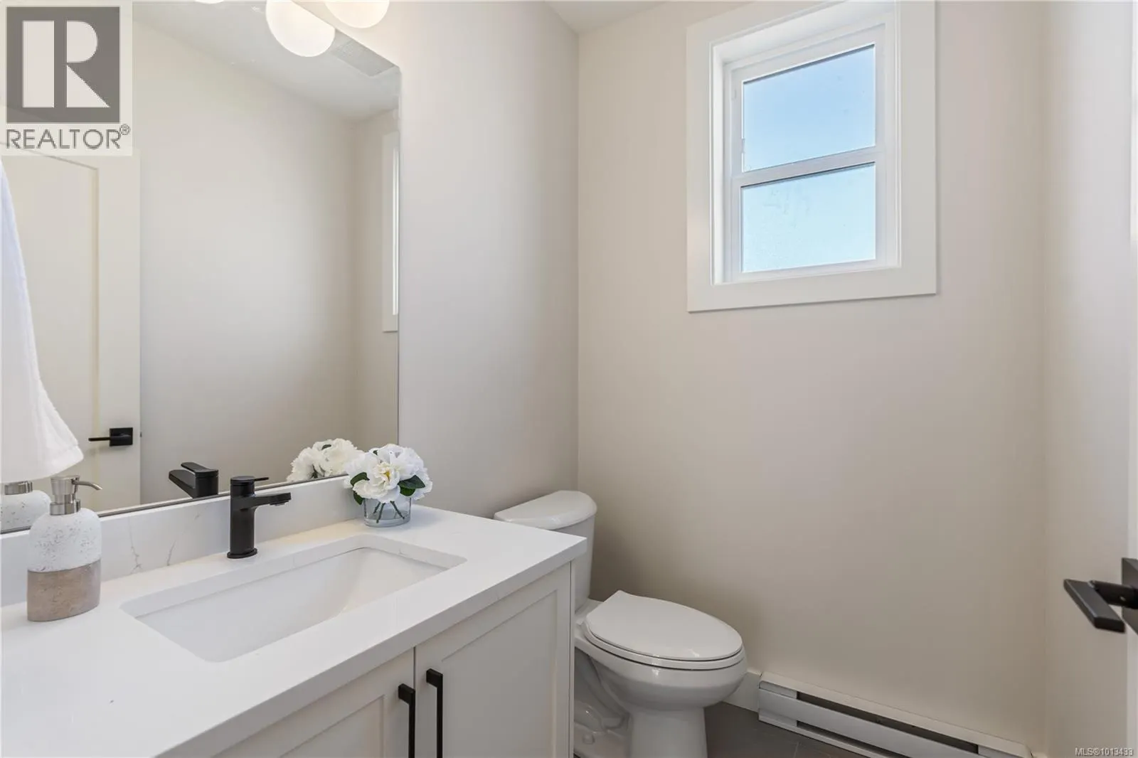 4 910 Old Esquimalt Rd