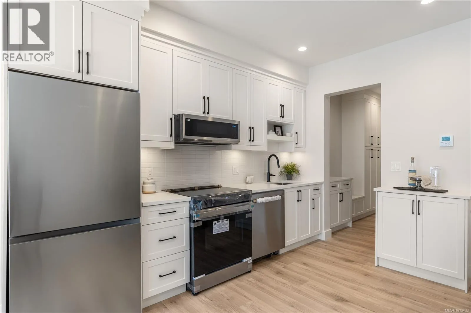 4 910 Old Esquimalt Rd