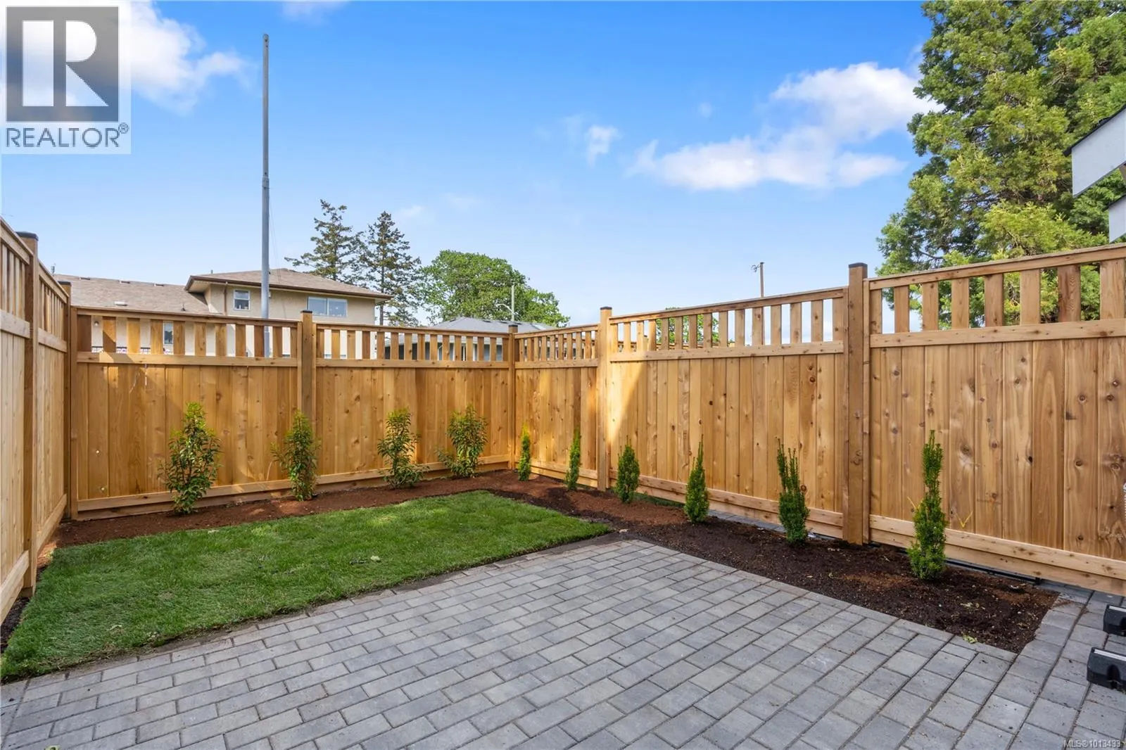4 910 Old Esquimalt Rd