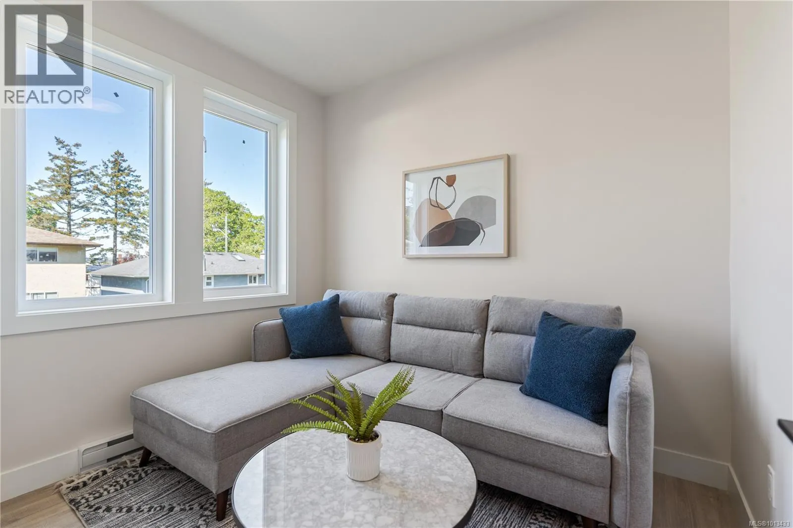 4 910 Old Esquimalt Rd