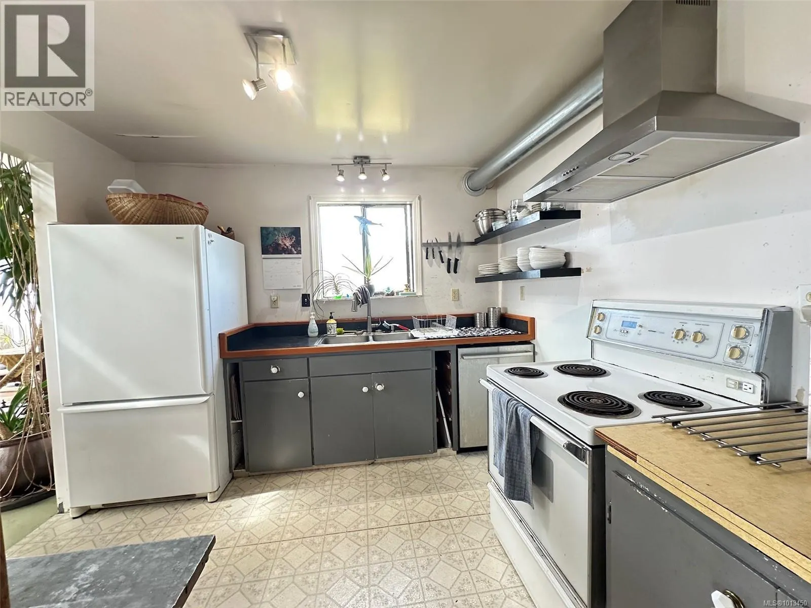 90 1st St