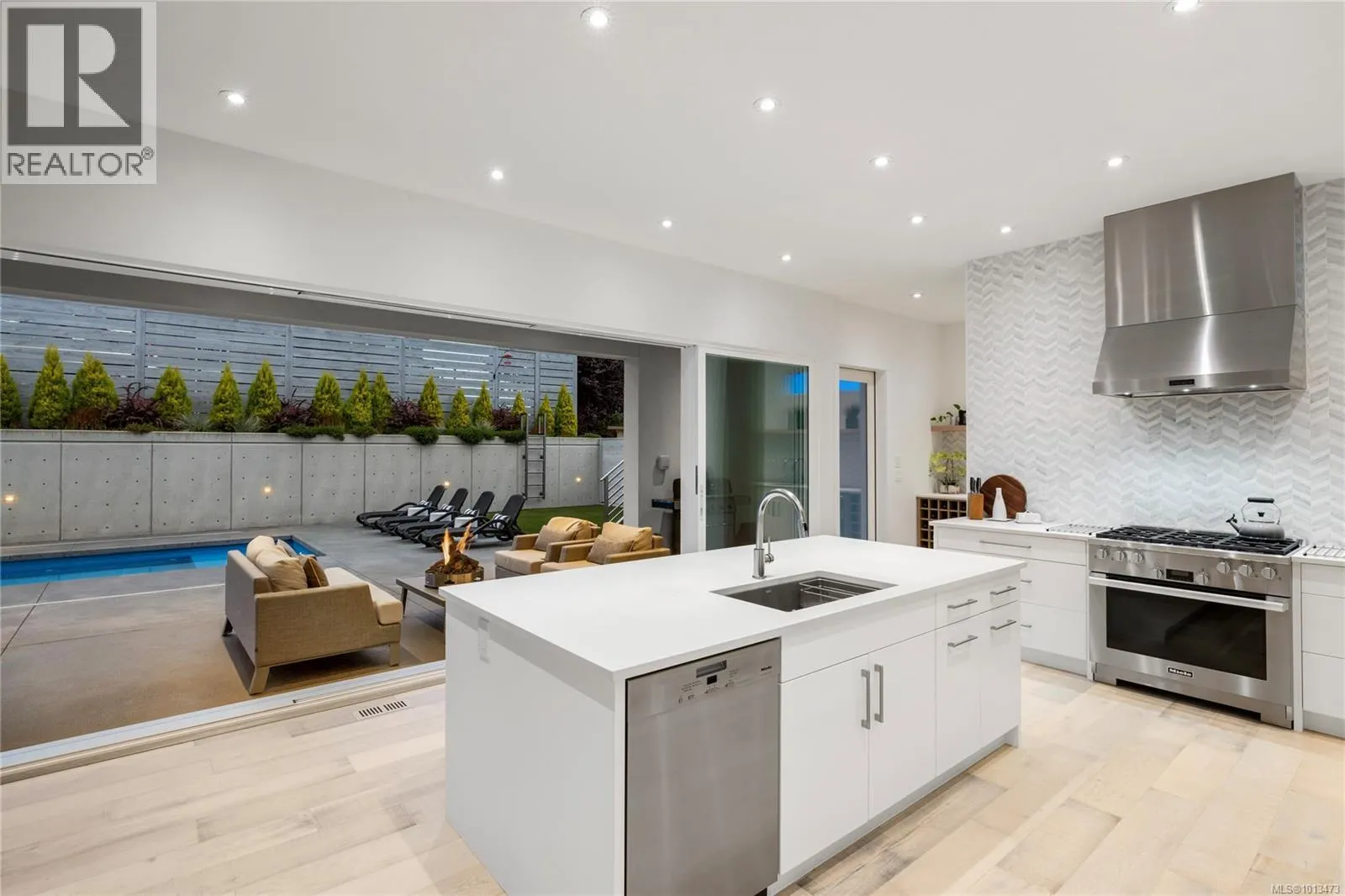 156 Golden Oaks Cres
