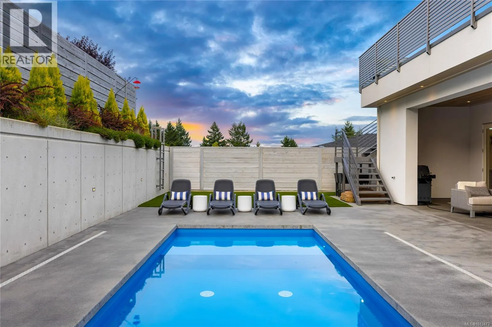 156 Golden Oaks Cres