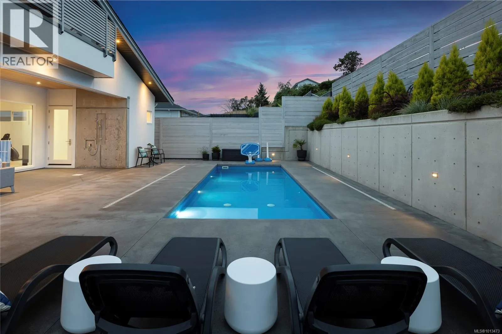 156 Golden Oaks Cres