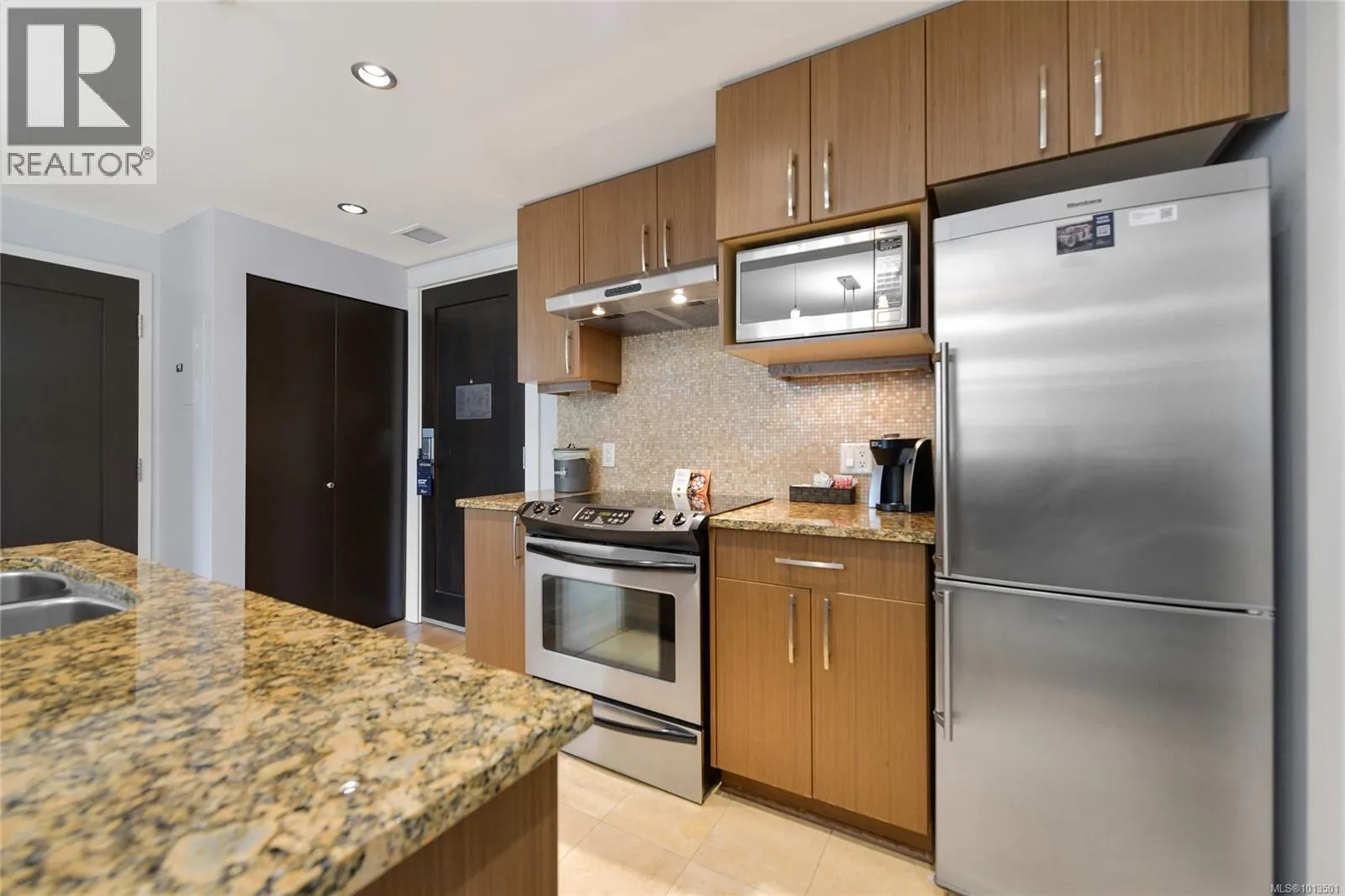 B303 810 Humboldt St