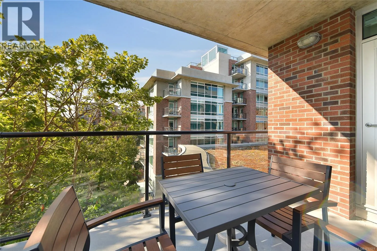 B303 810 Humboldt St