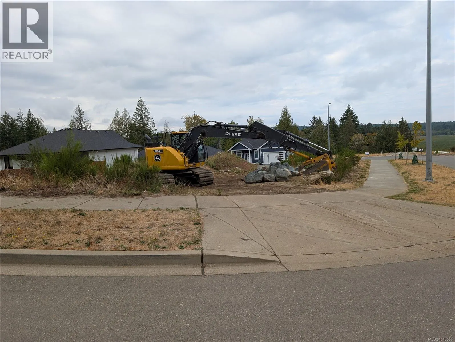 3311 Klanawa Cres