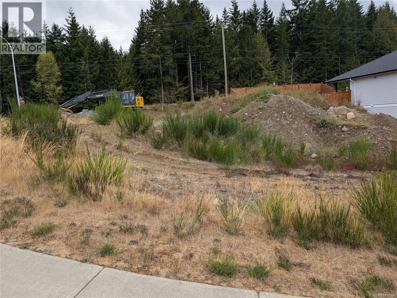 3311 Klanawa Cres