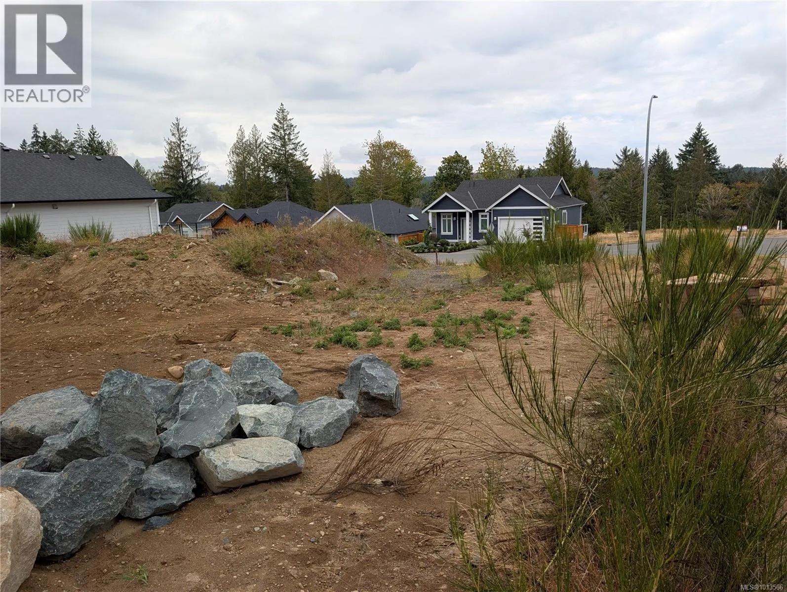 3311 Klanawa Cres