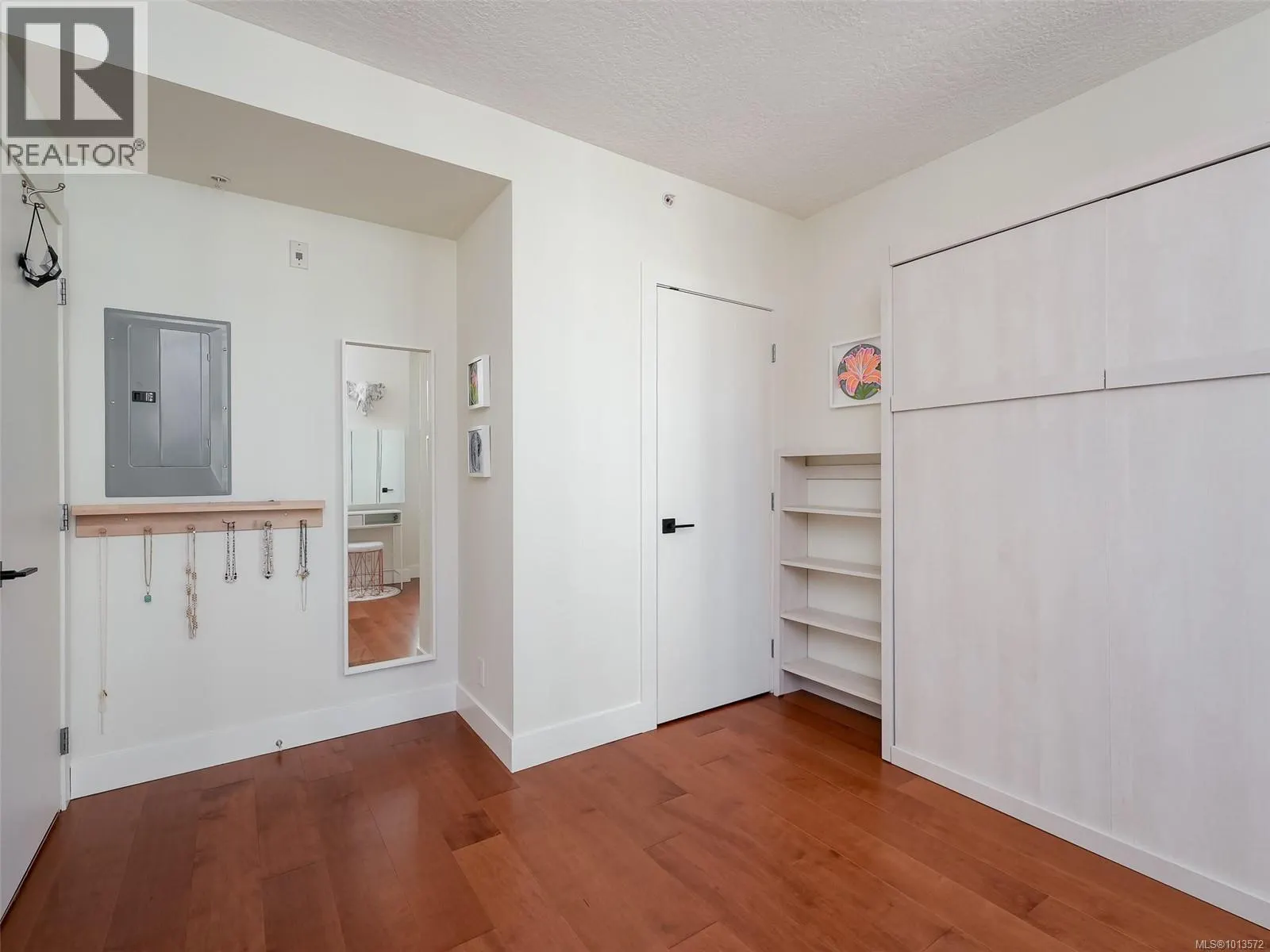 N608 737 Humboldt St