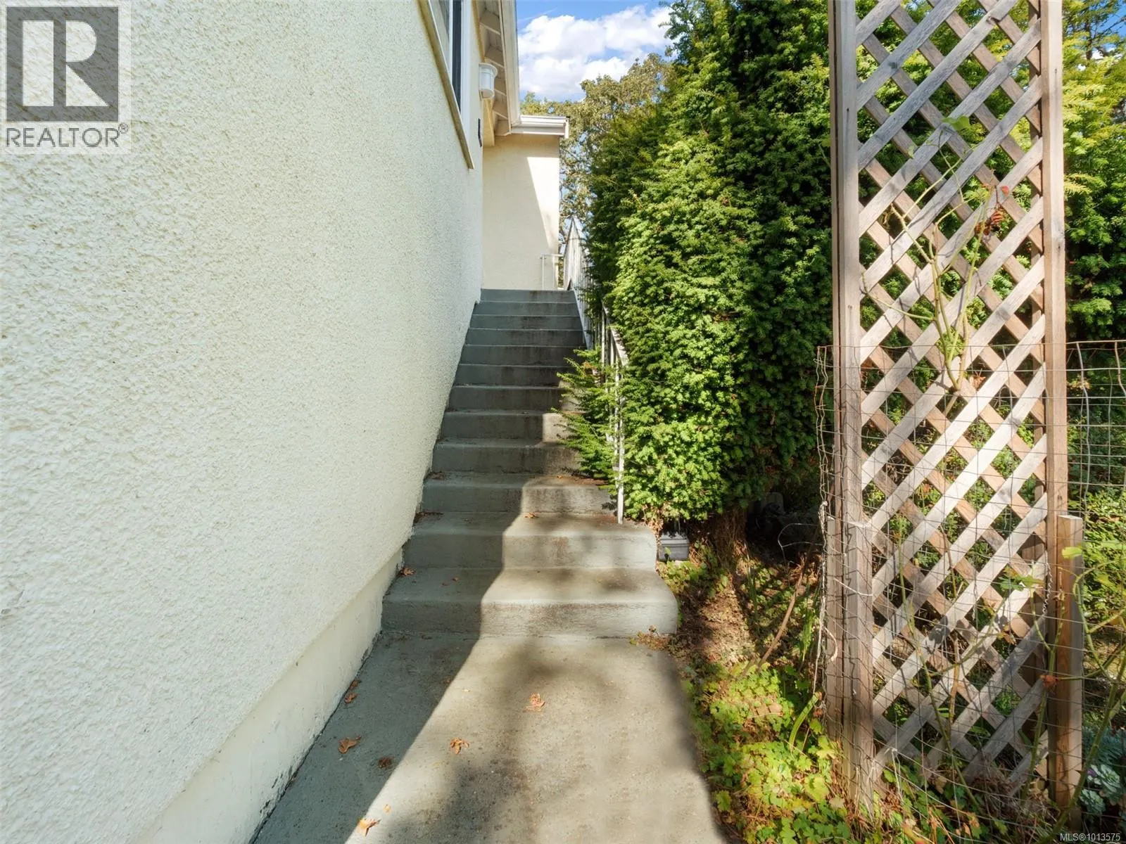 2702 Roseberry Ave