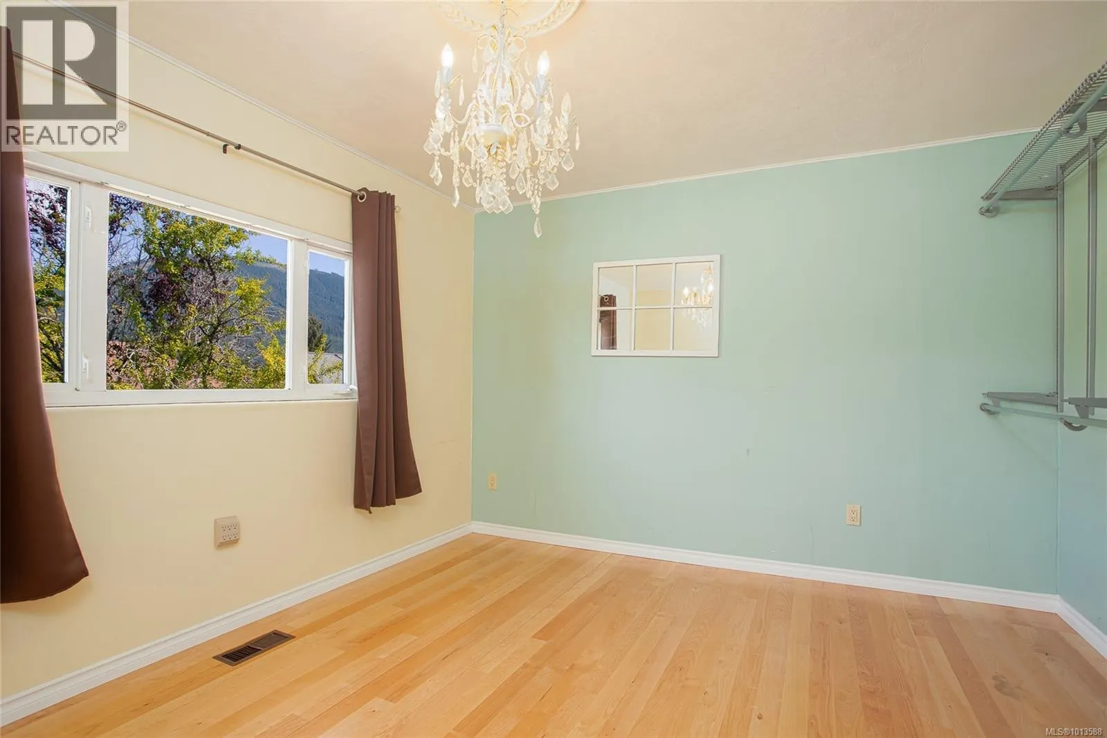 24 Hemlock St