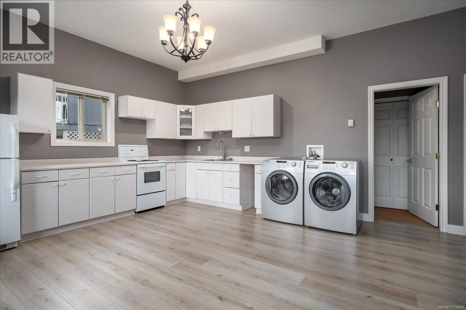 2830 Haliday Cres