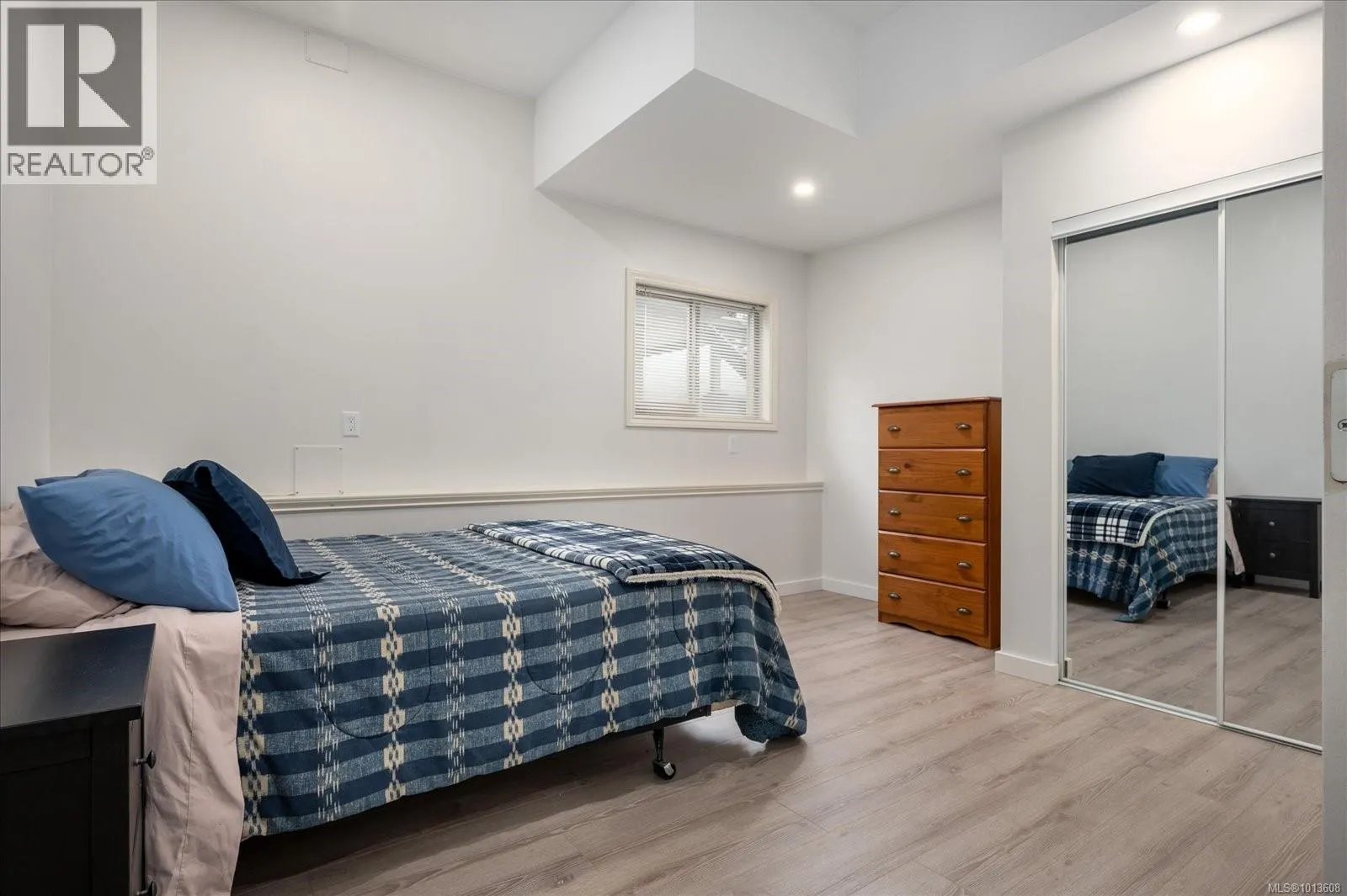 2830 Haliday Cres