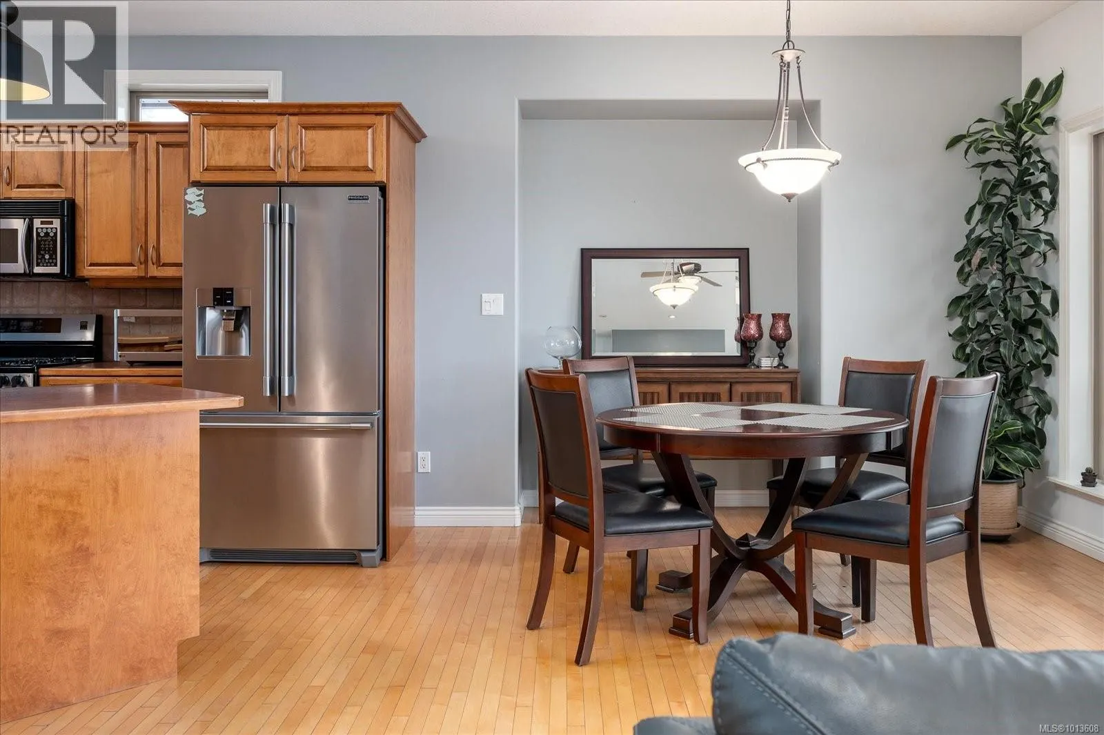 2830 Haliday Cres