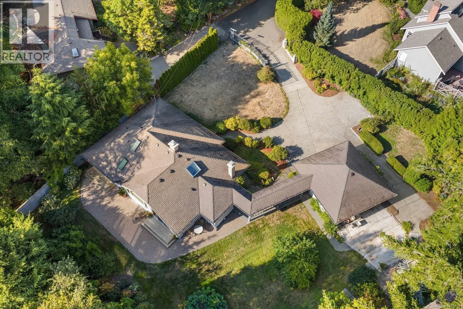 2693 MacDonald Dr E