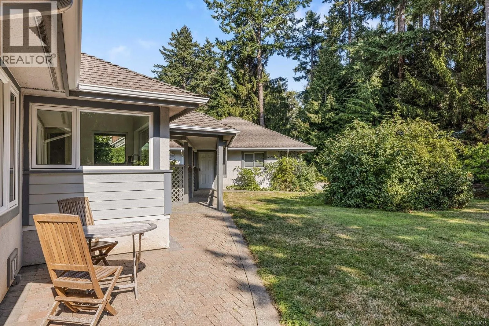 2693 MacDonald Dr E
