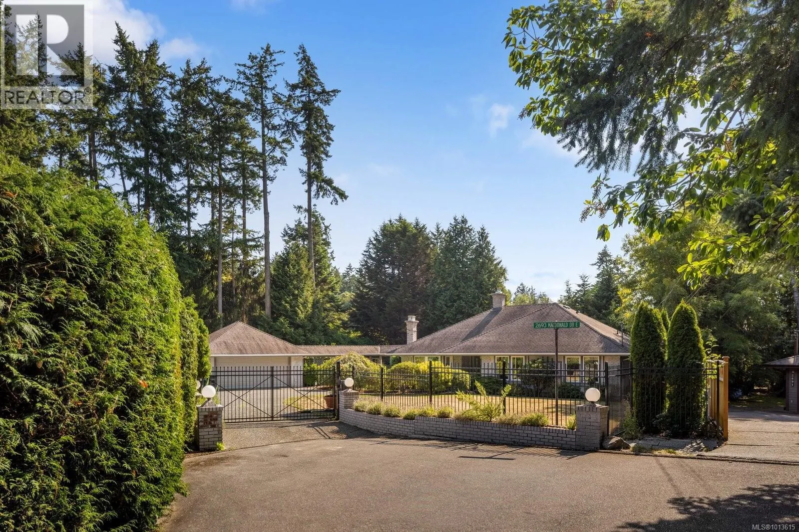2693 MacDonald Dr E