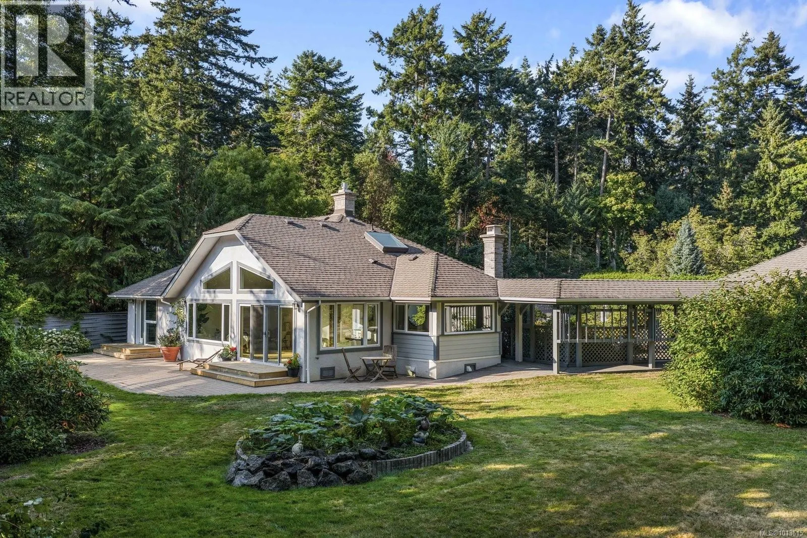 2693 MacDonald Dr E