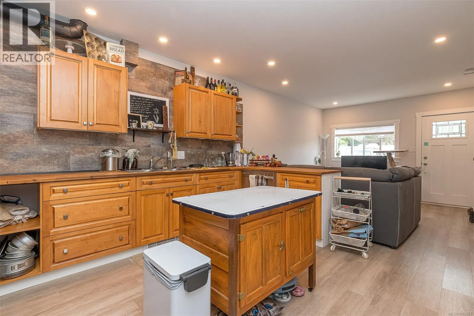 2189A &2189B Amelia Ave