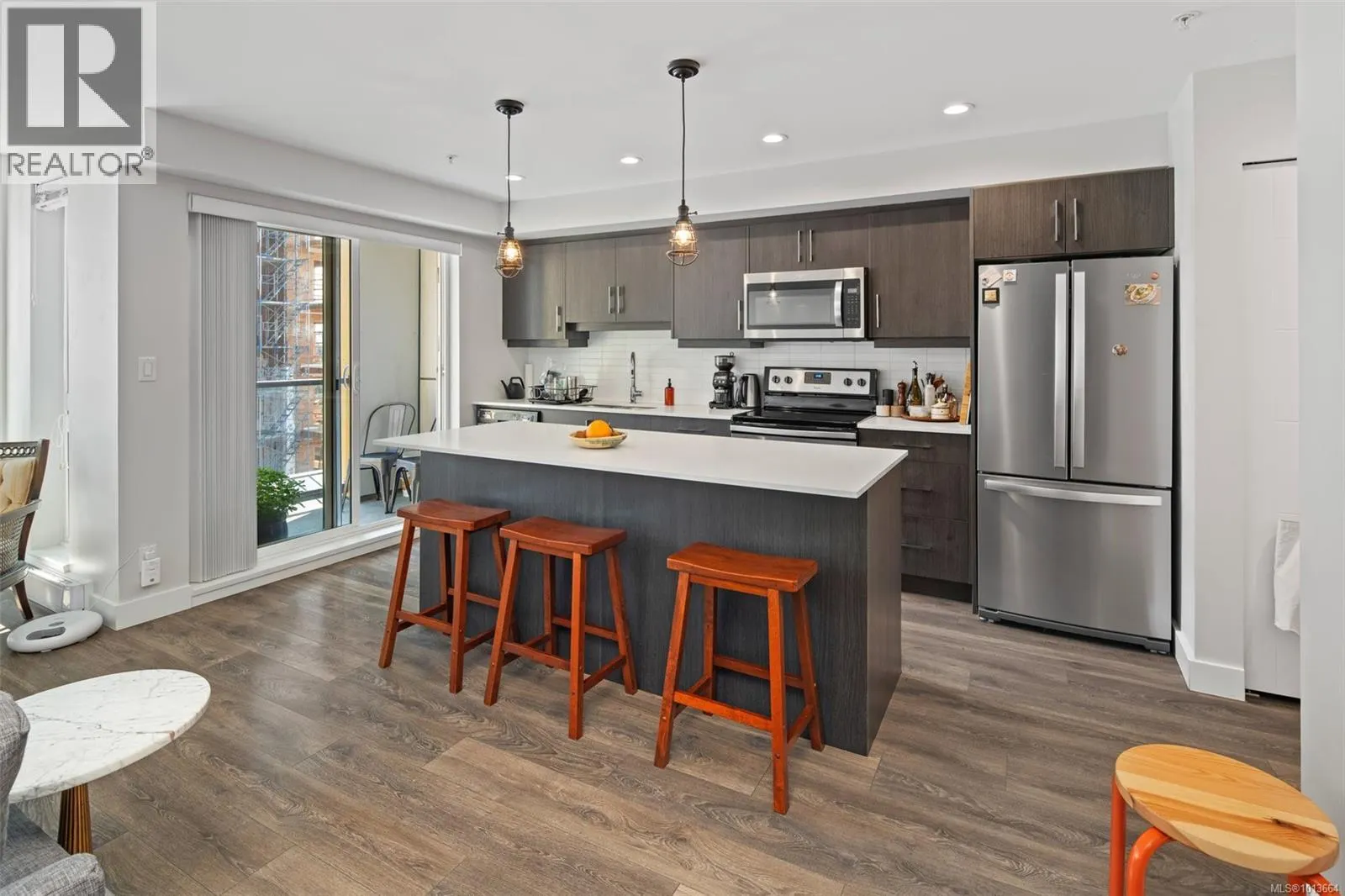 403 826 Esquimalt Rd