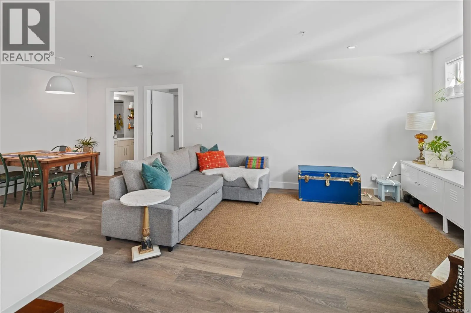 403 826 Esquimalt Rd