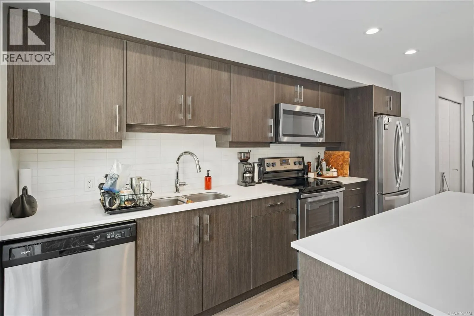 403 826 Esquimalt Rd