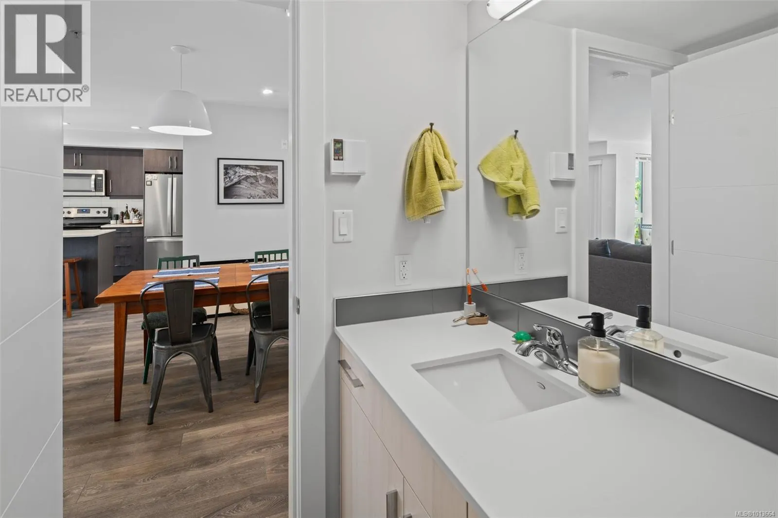 403 826 Esquimalt Rd