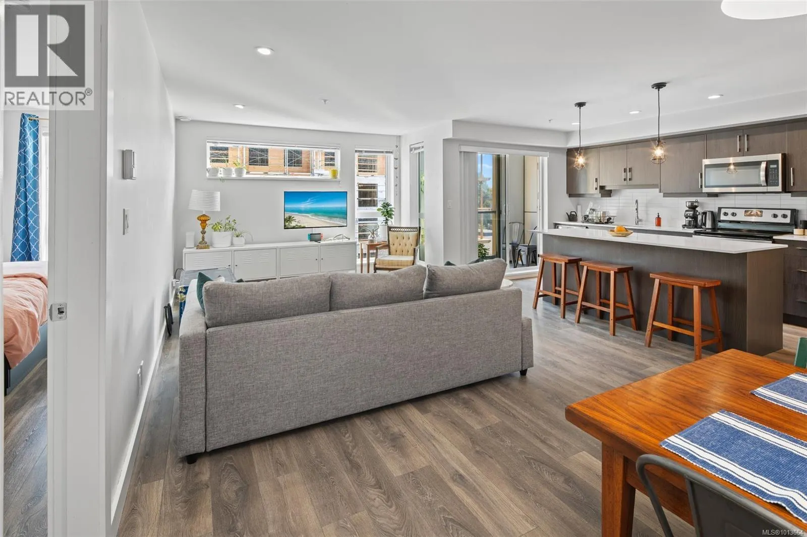 403 826 Esquimalt Rd