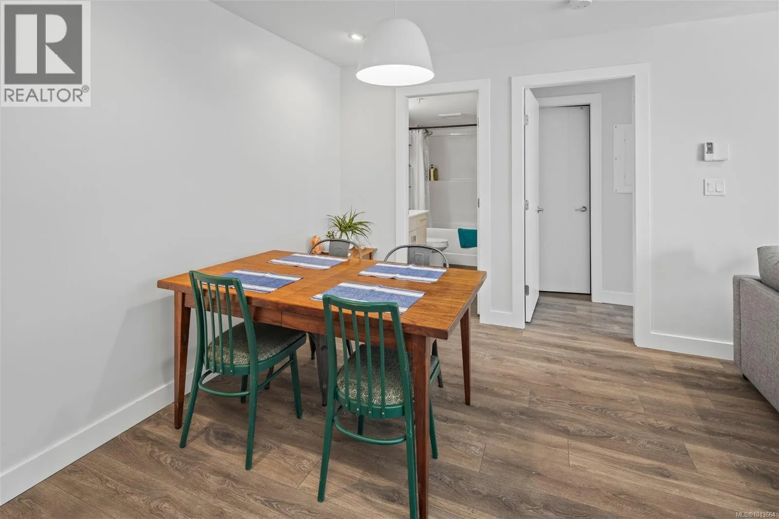 403 826 Esquimalt Rd