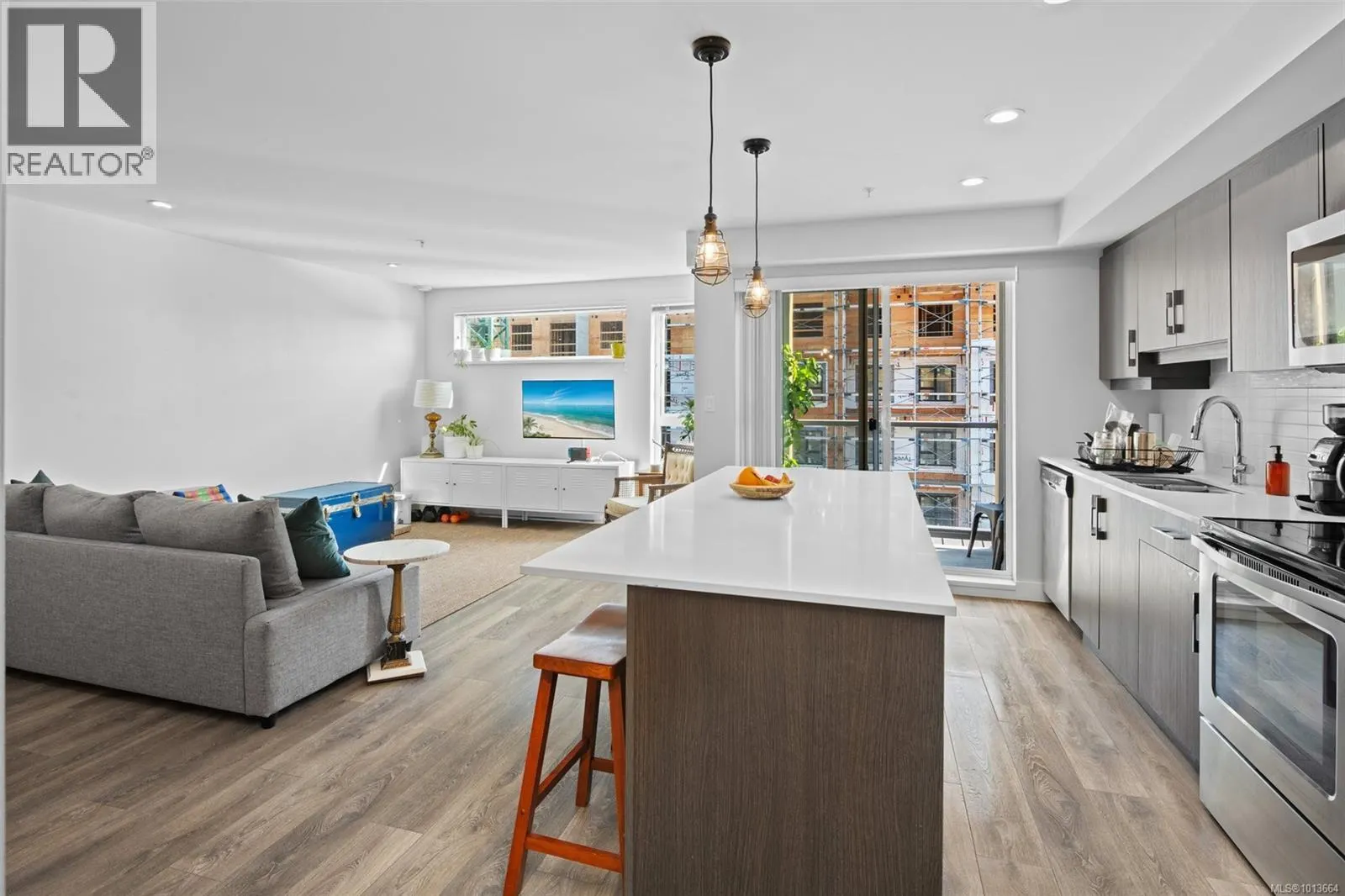 403 826 Esquimalt Rd