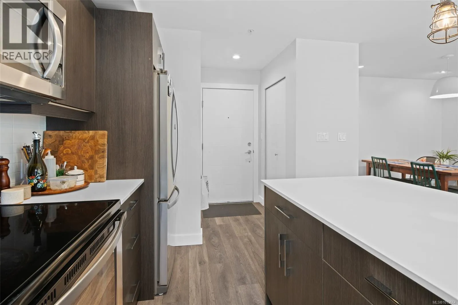 403 826 Esquimalt Rd