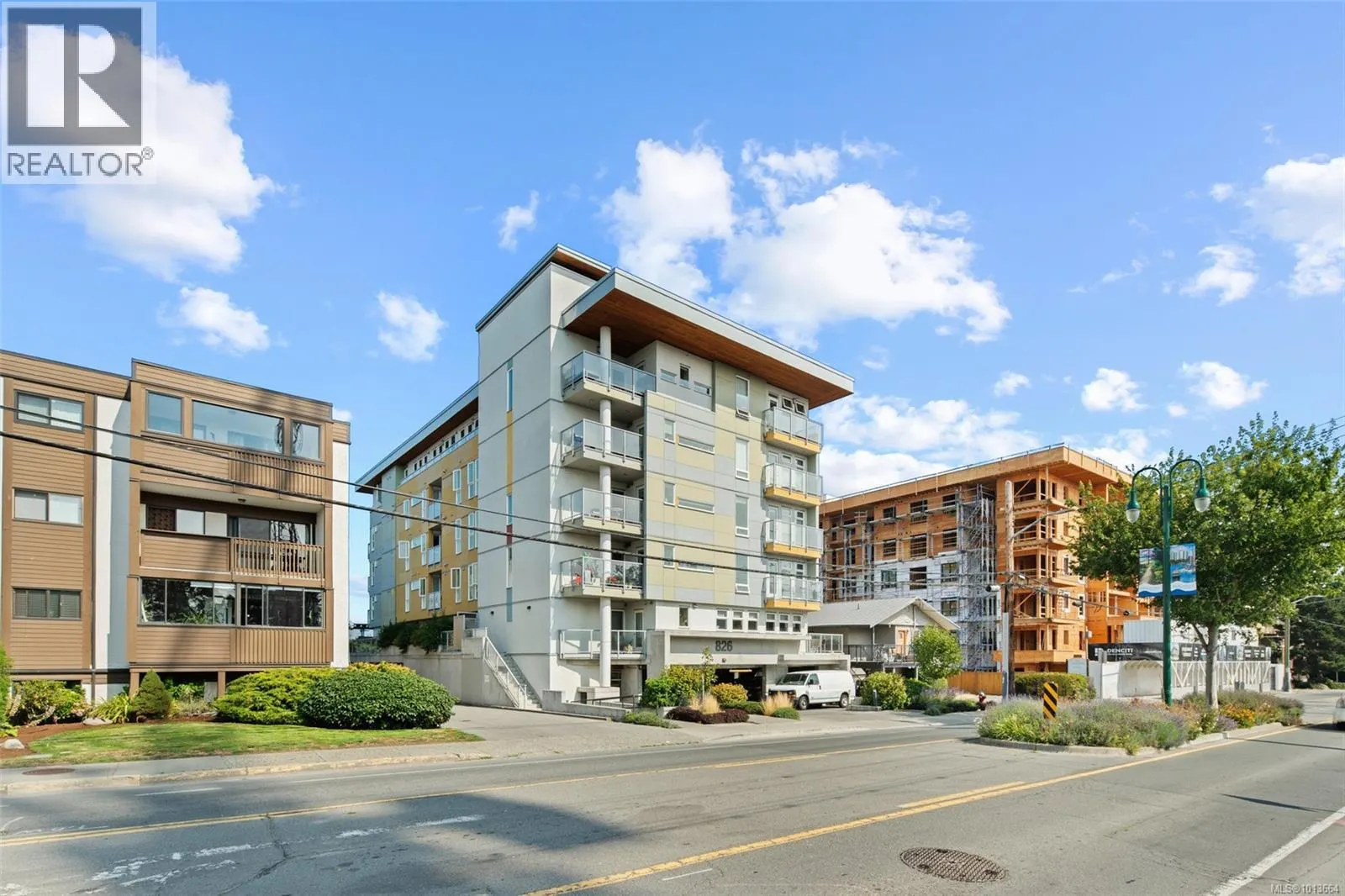 403 826 Esquimalt Rd