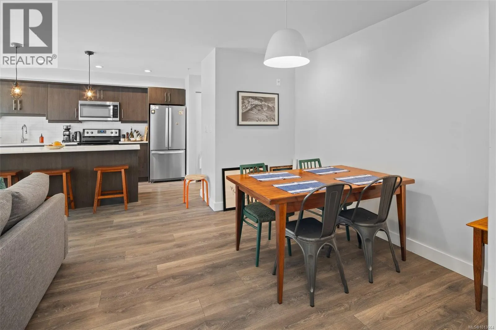 403 826 Esquimalt Rd