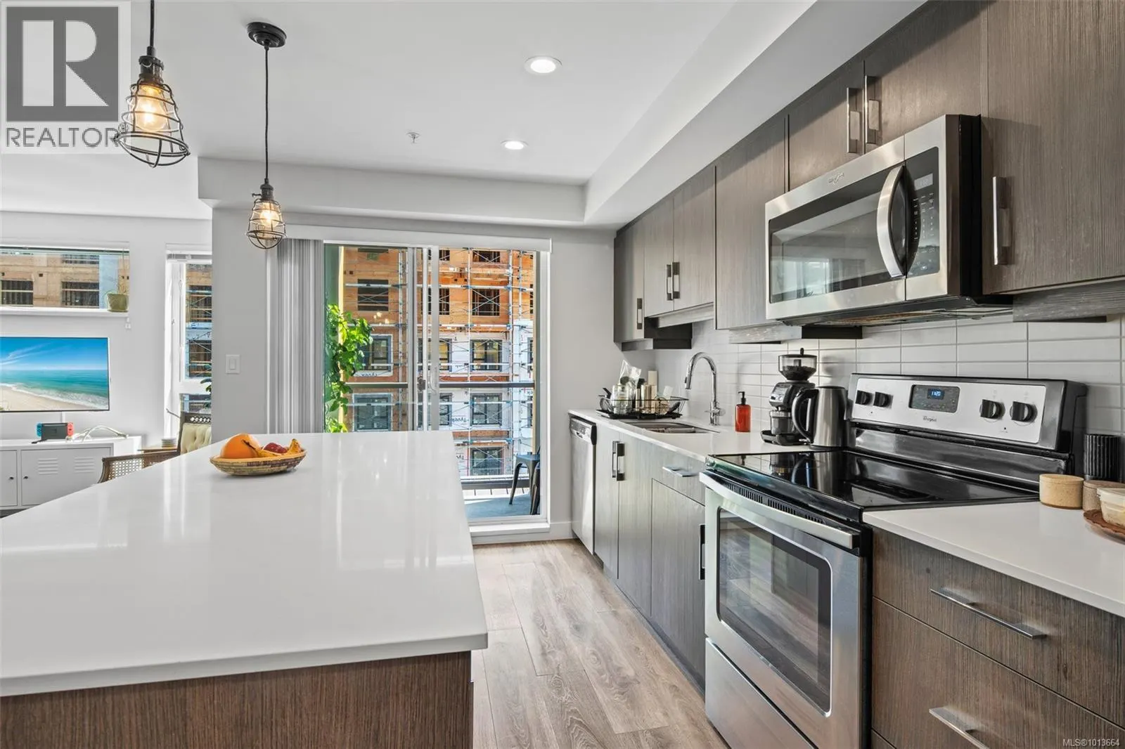 403 826 Esquimalt Rd