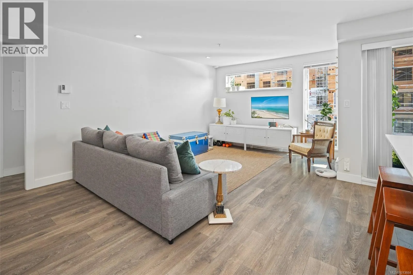 403 826 Esquimalt Rd
