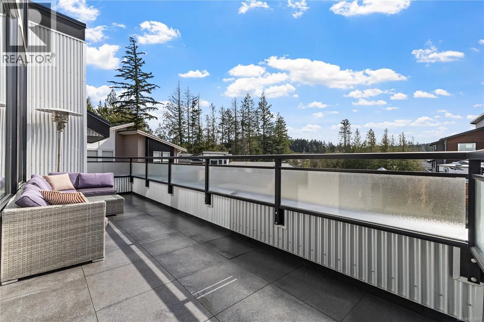 1046 Golden Spire Cres