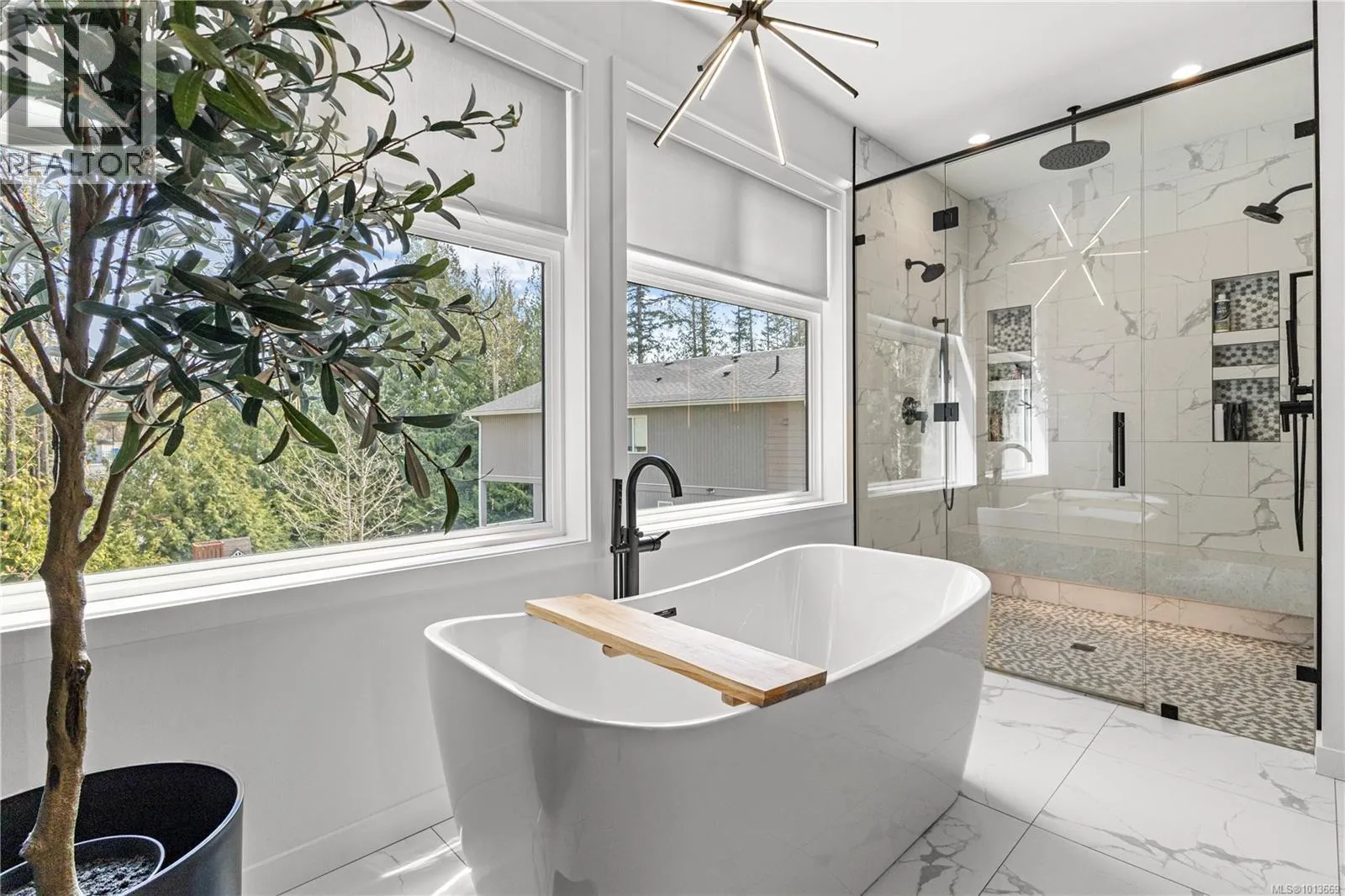 1046 Golden Spire Cres