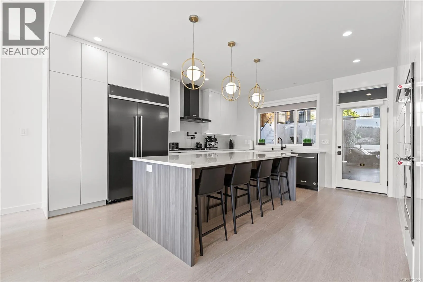 1046 Golden Spire Cres