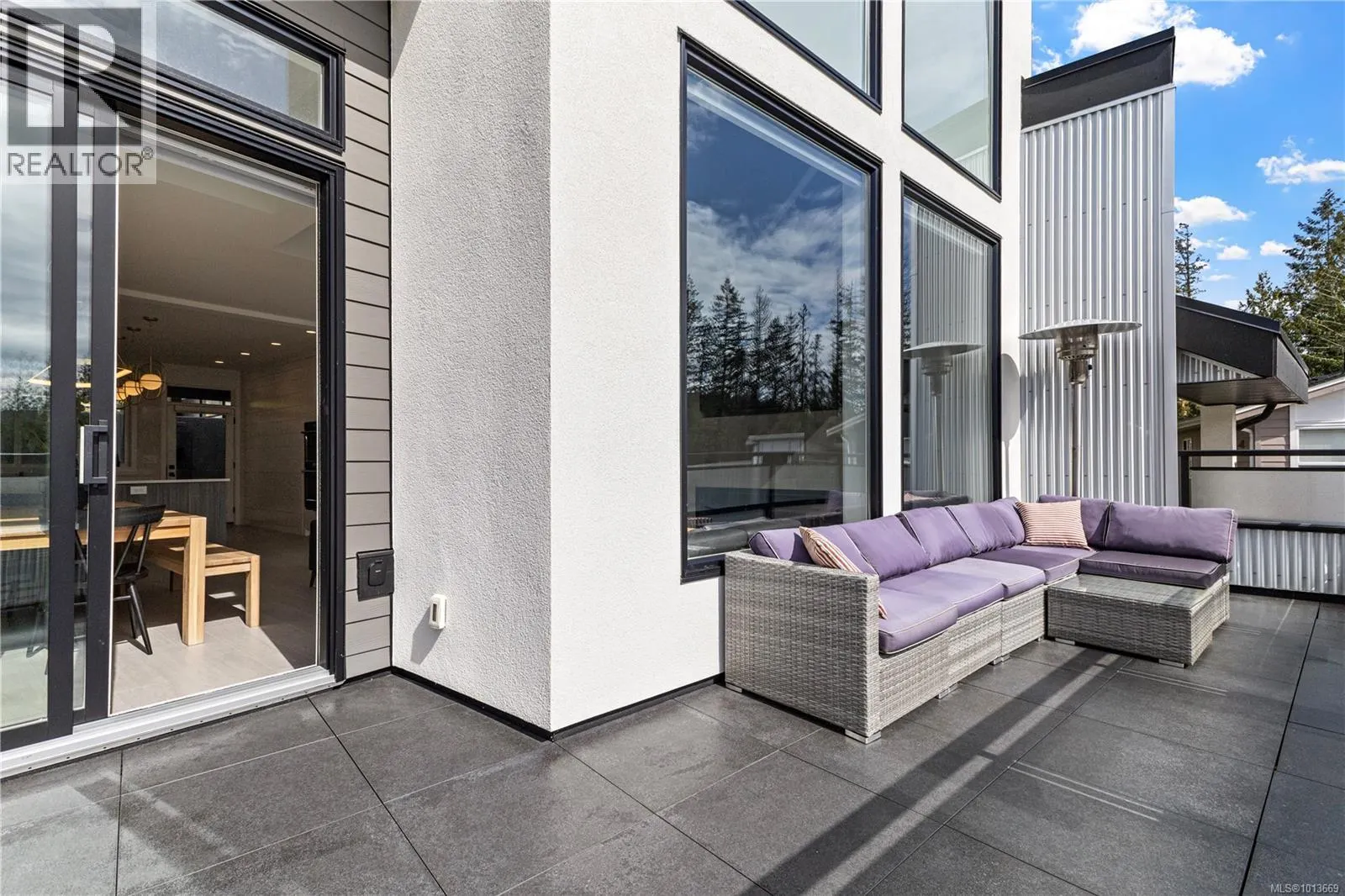 1046 Golden Spire Cres