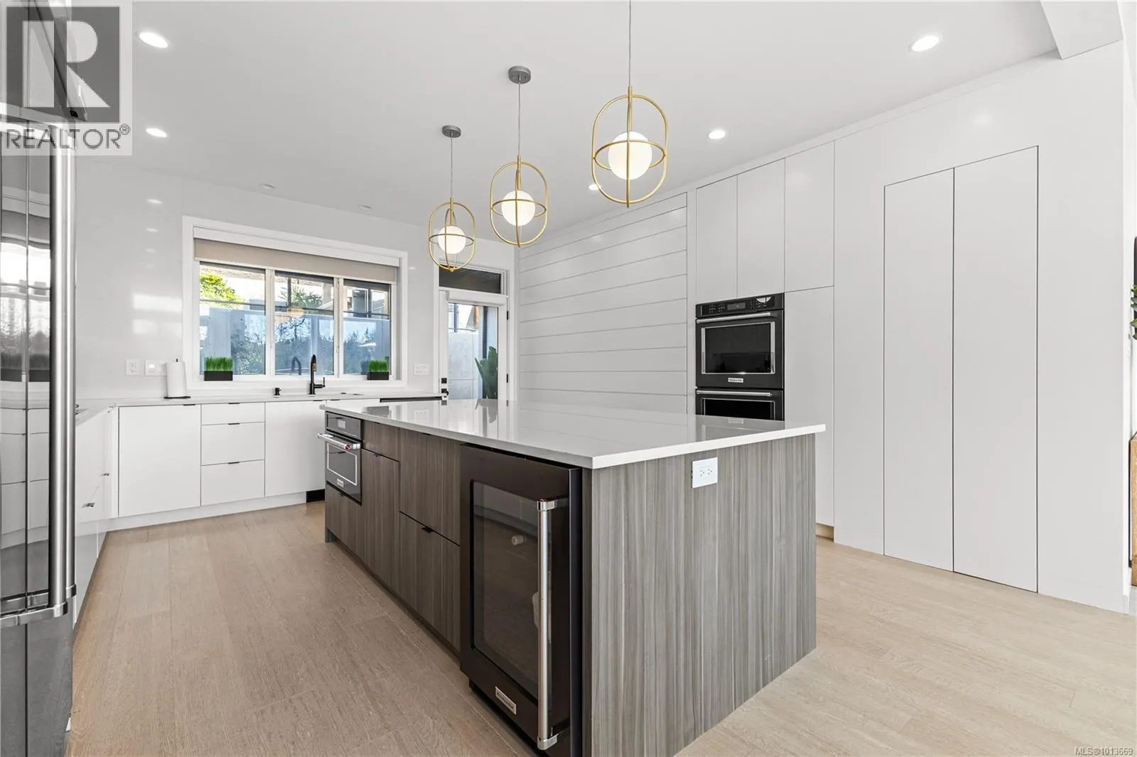 1046 Golden Spire Cres
