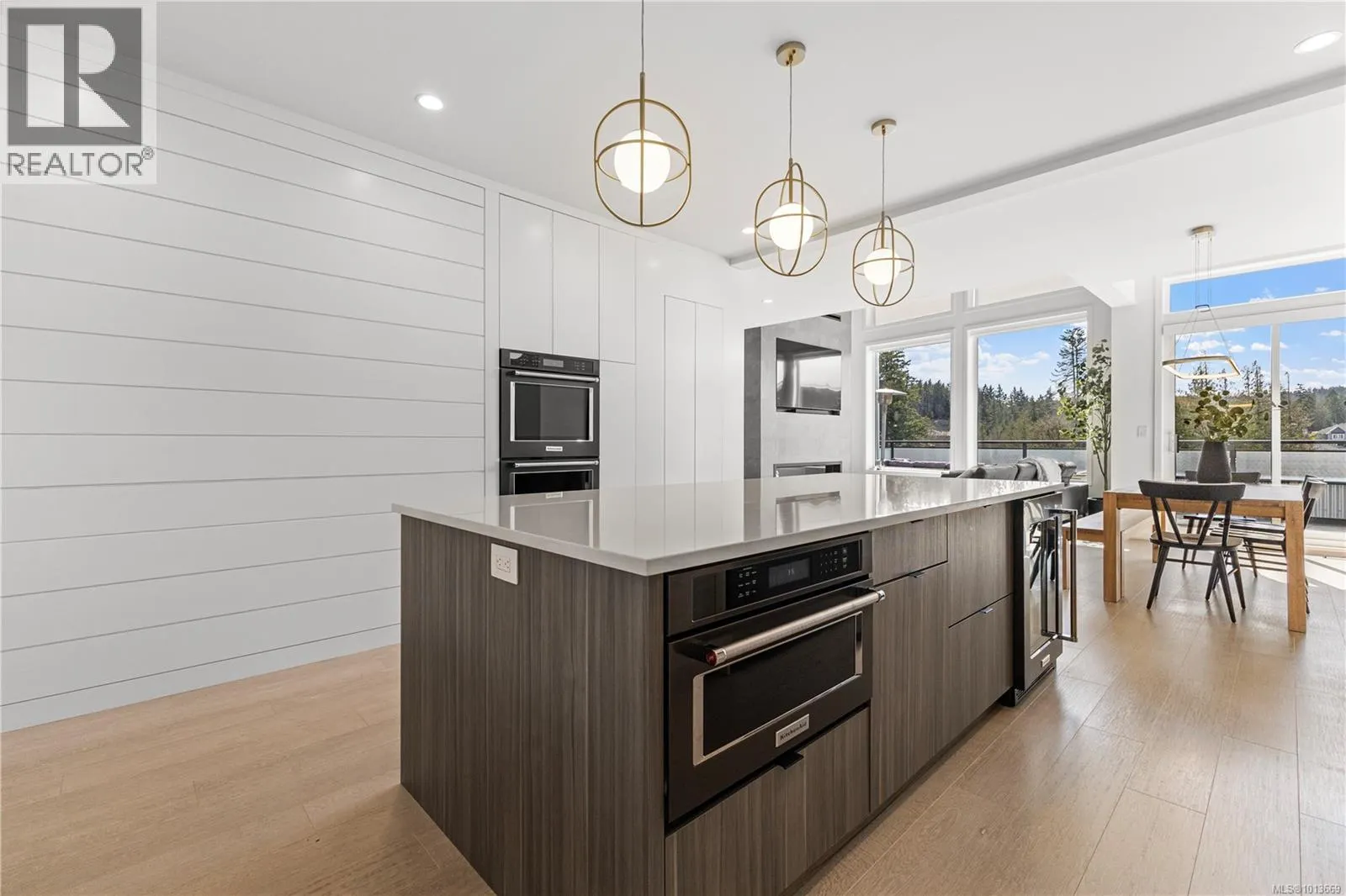 1046 Golden Spire Cres