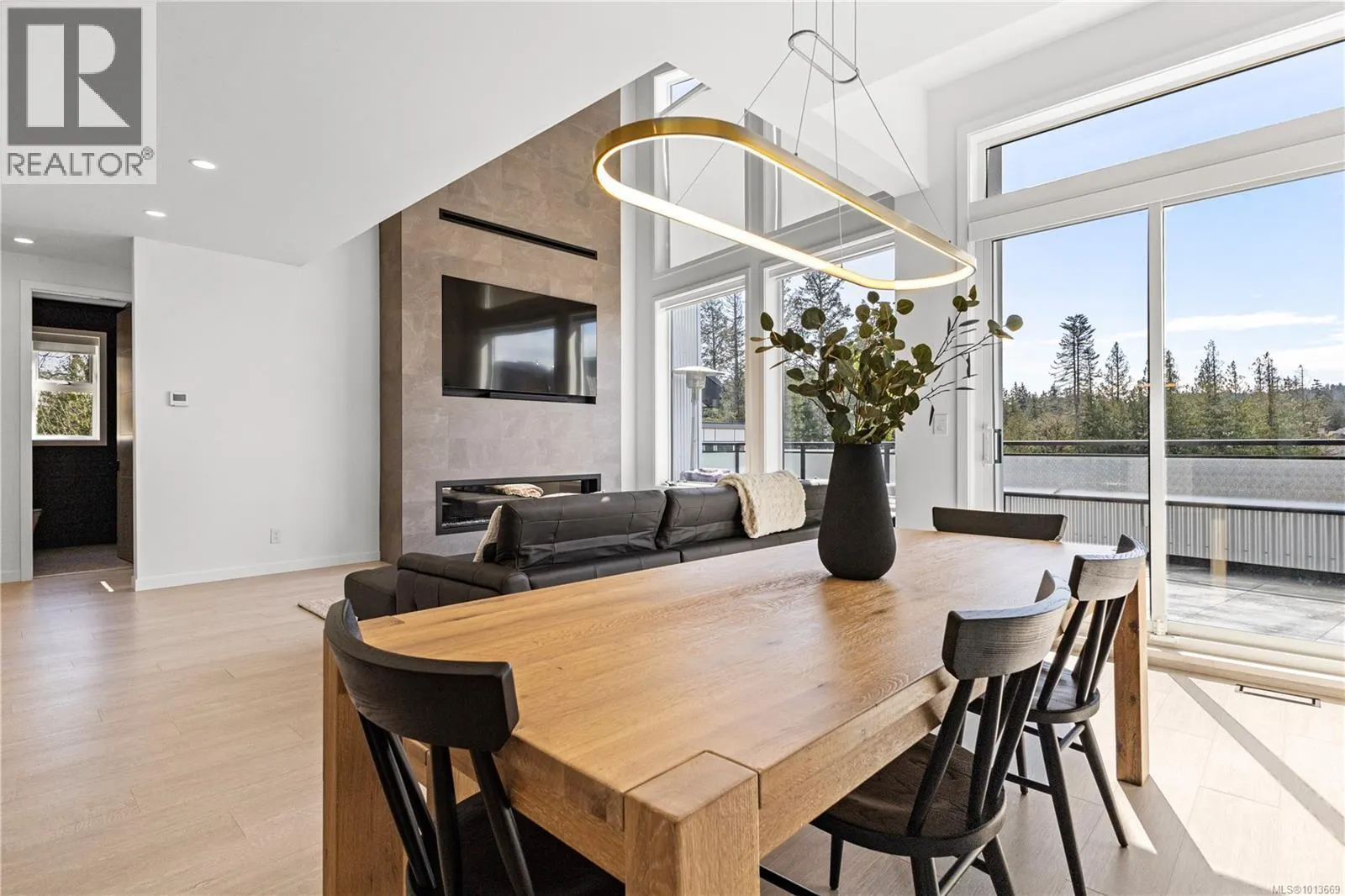 1046 Golden Spire Cres